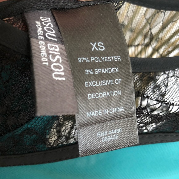 V neck top with black lace detail. Deep V in back - Picture 6 of 8